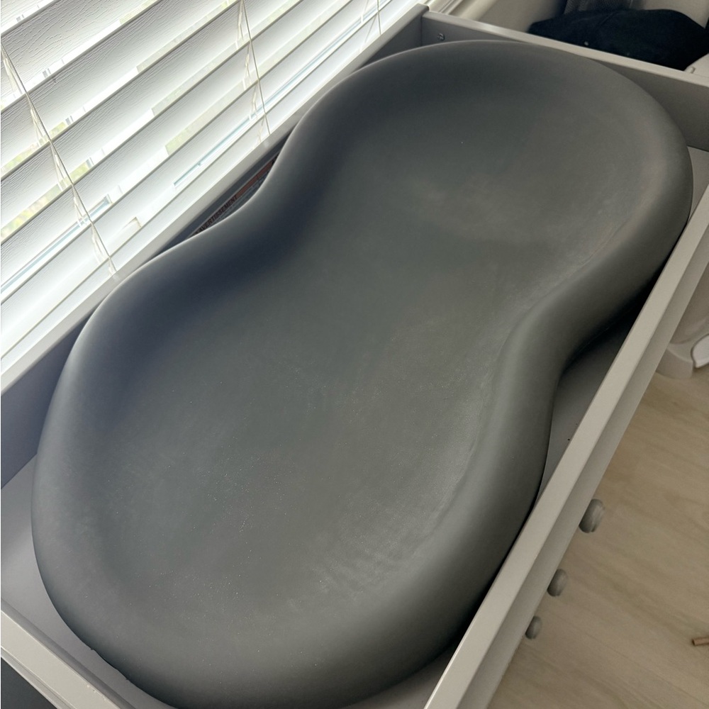 Keekaroo Peanut Changer Dark Gray